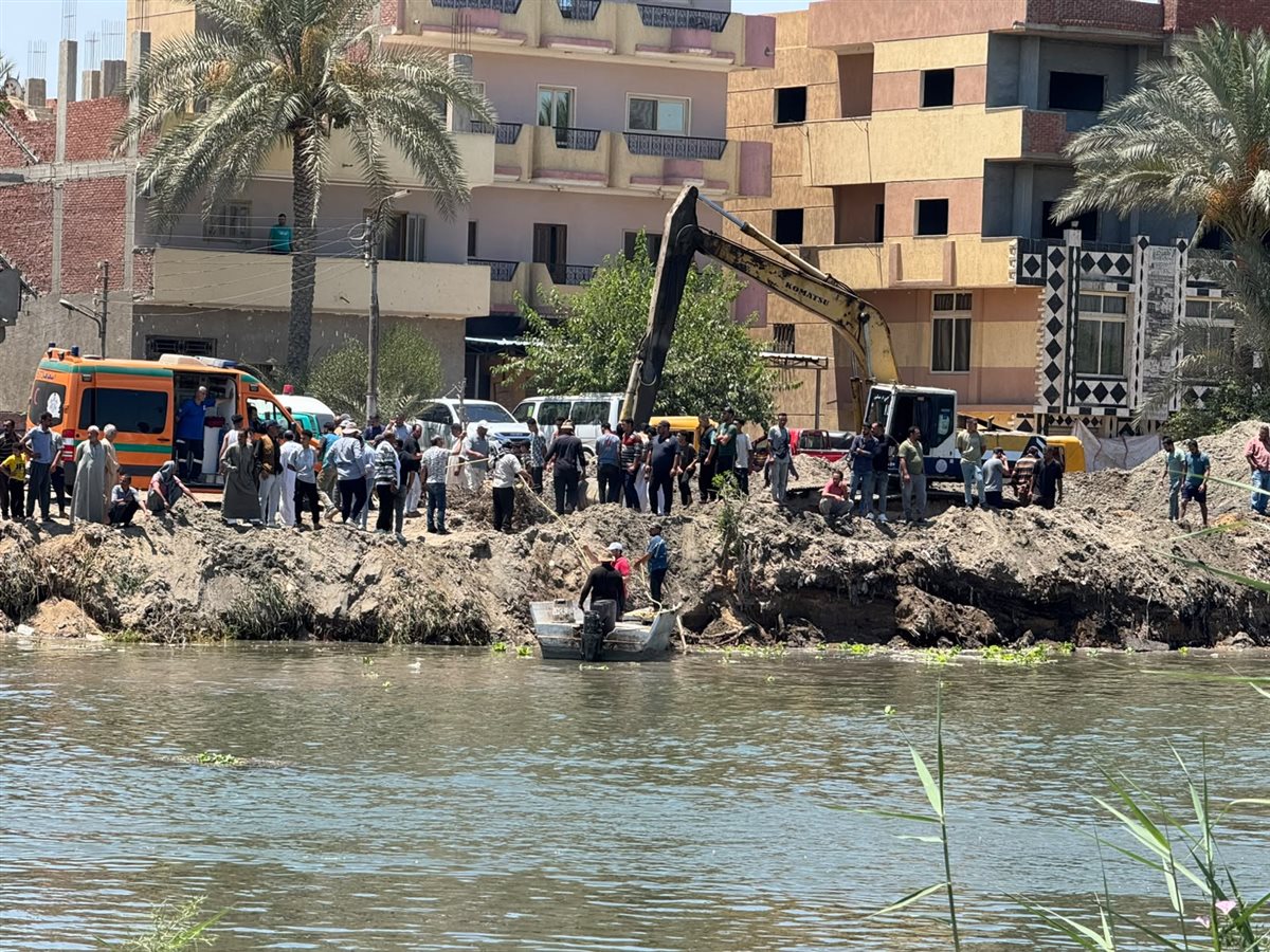 جانب من عمليات انتشال جثمان قائد الكراكة، فيتو