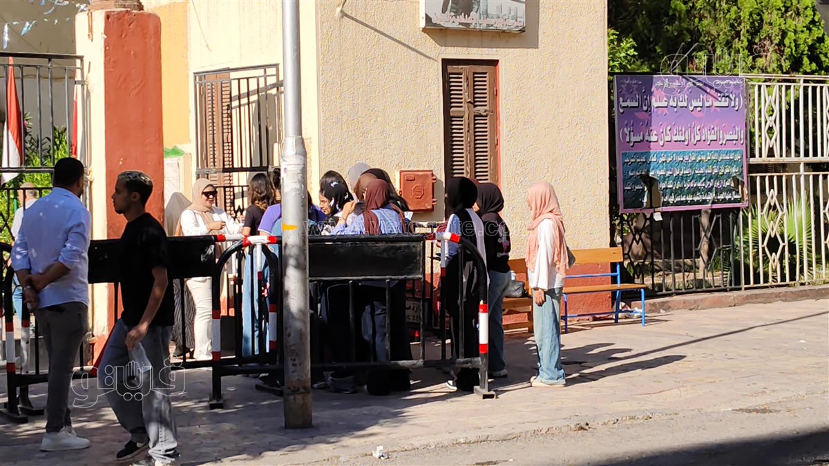 دخول طلاب الثانوية العامة ببورسعيد لامتحانات الجغرافيا والكيمياء
