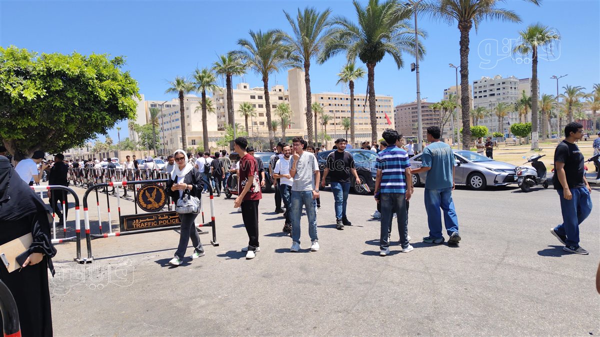 طلاب أدبي للثانوية العامة ببورسعيد يشيدون بامتحان الجغرافيا