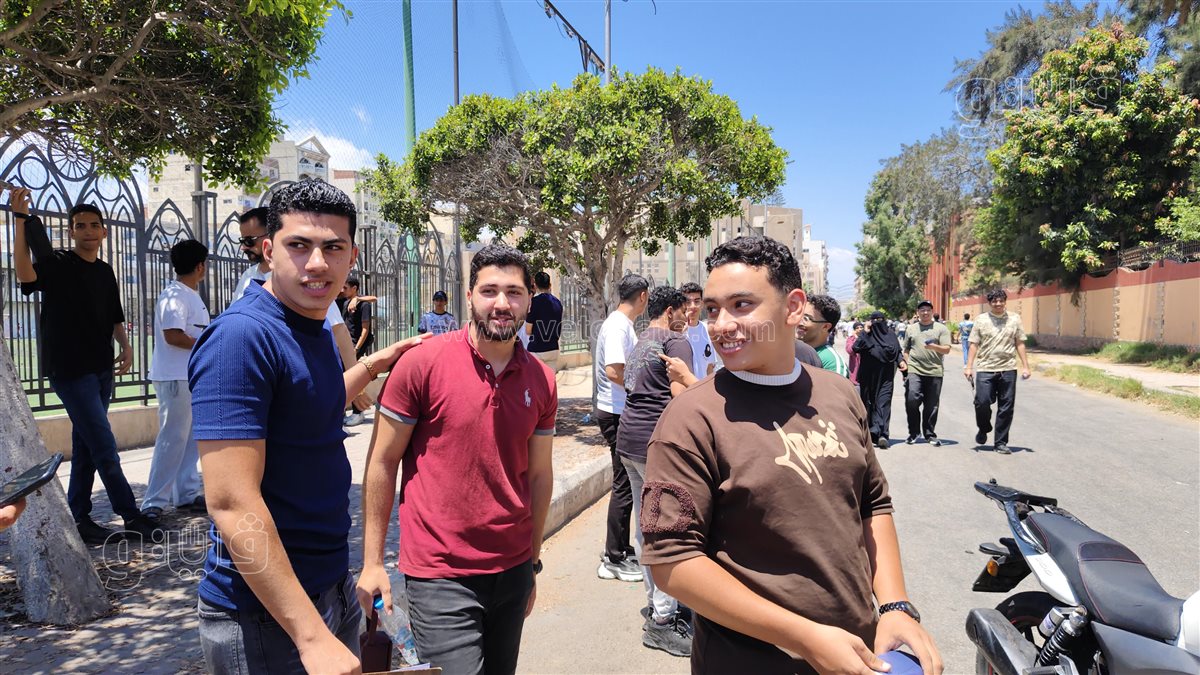 طلاب أدبي للثانوية العامة ببورسعيد يشيدون بامتحان الجغرافيا