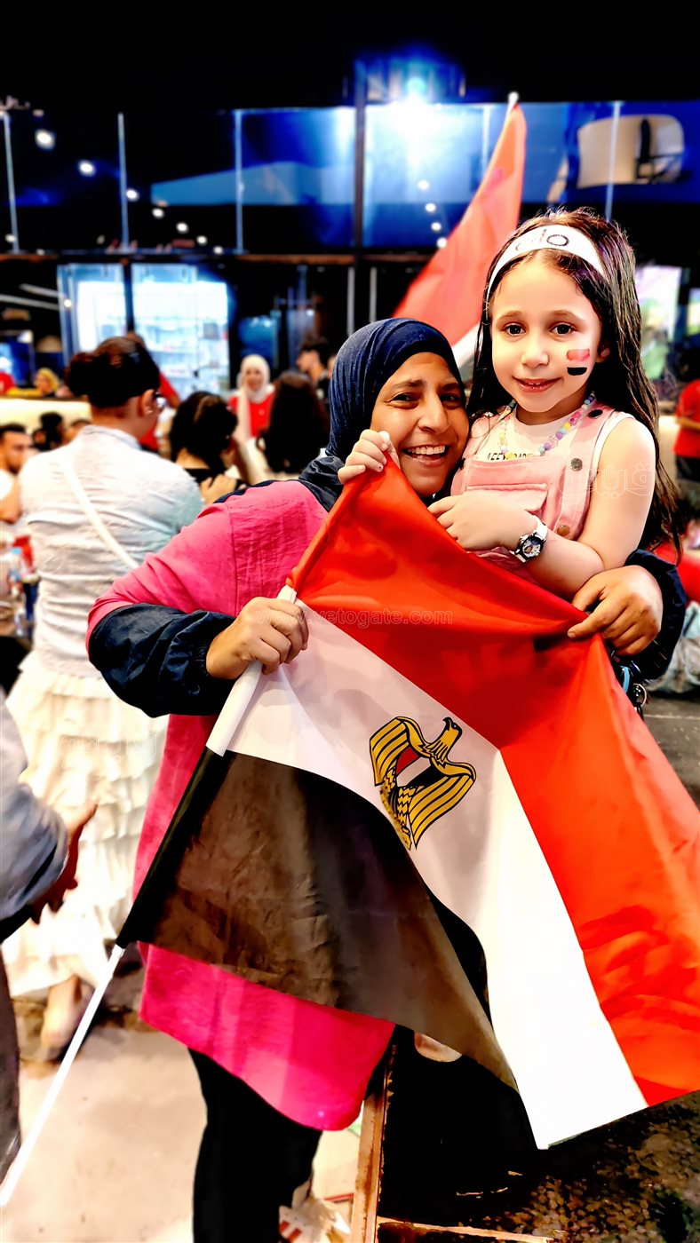 أطفال بورسعيد يخطفون الأنظار في تشجيع الفراعنة