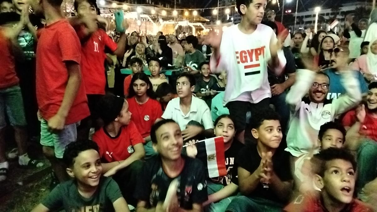 أطفال الإسماعيلية يتابعون المباراة، فيتو