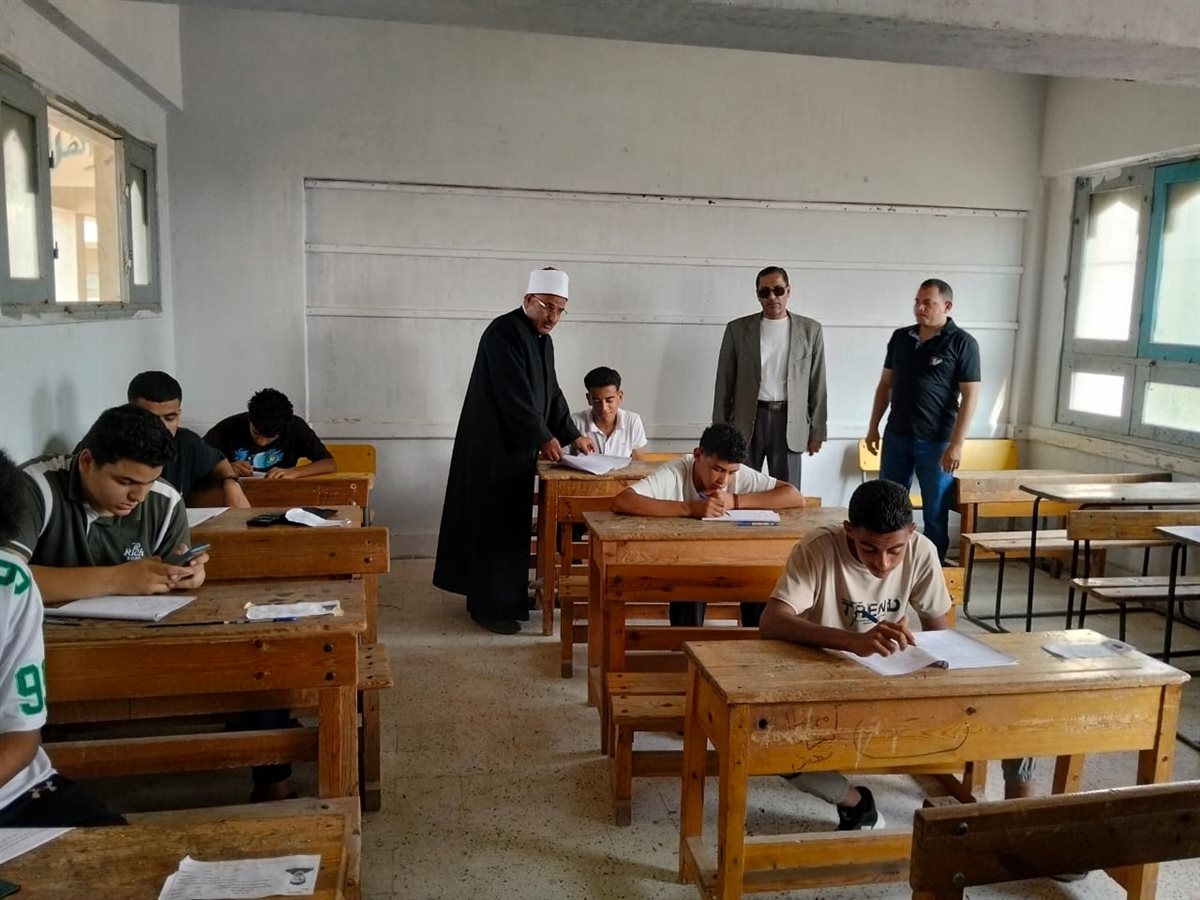 رئيس منطقة الإسماعيلية الأزهرية يتفقد لجنة معهد فتيات أبوخروع لمتابعة سير امتحانات الشهادة الثانوية الأزهرية، فيتو