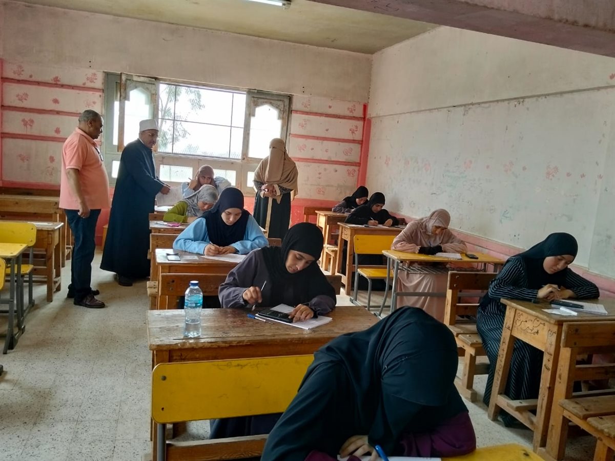 رئيس منطقة الإسماعيلية الأزهرية يتفقد لجنة معهد فتيات أبوخروع لمتابعة سير امتحانات الشهادة الثانوية الأزهرية، فيتو