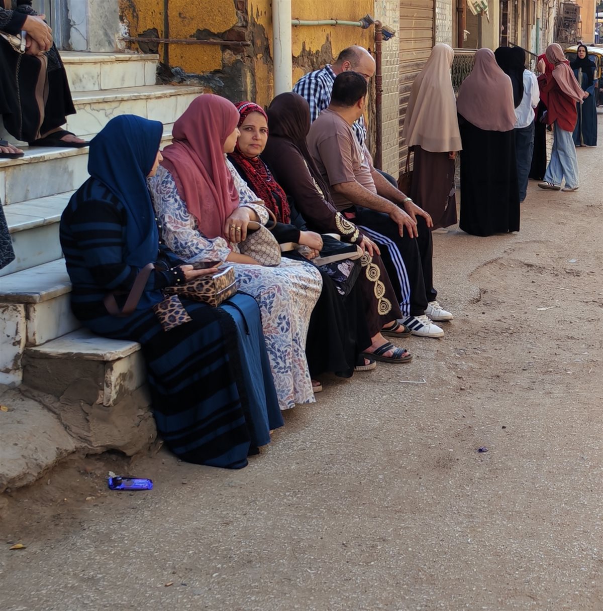 أولياء أمور طلاب الثانوية العامة يفترشون الشوارع بمحيط لجان الغربية