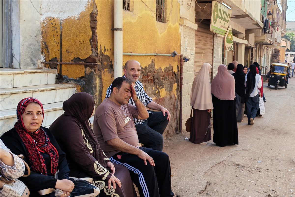 أولياء أمور طلاب الثانوية العامة يفترشون الشوارع بمحيط لجان الغربية