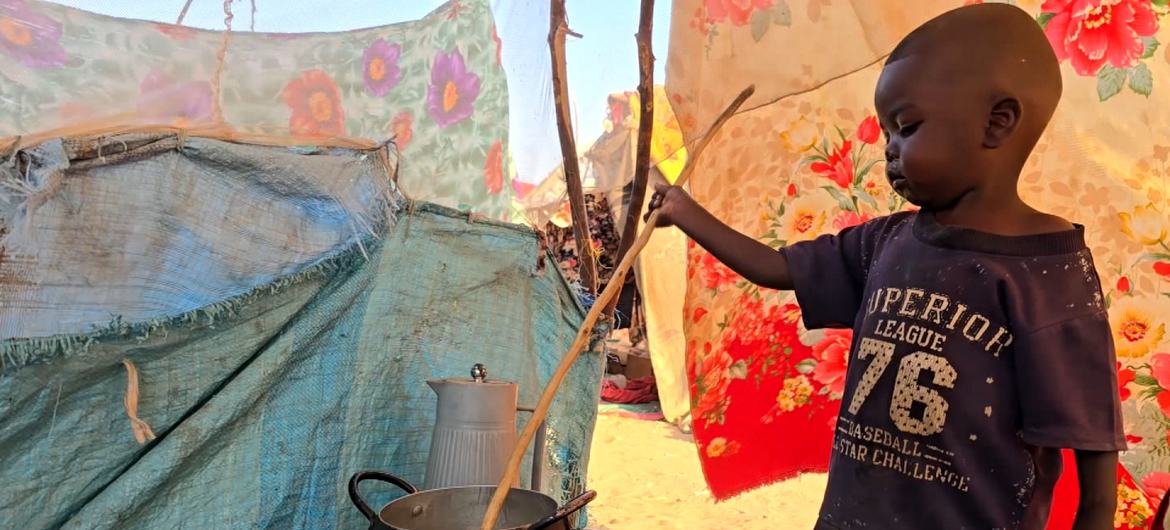 طفل سوداني في مخيم دالي بعدما هربت أسرته من أعمال العنف في الفاشر