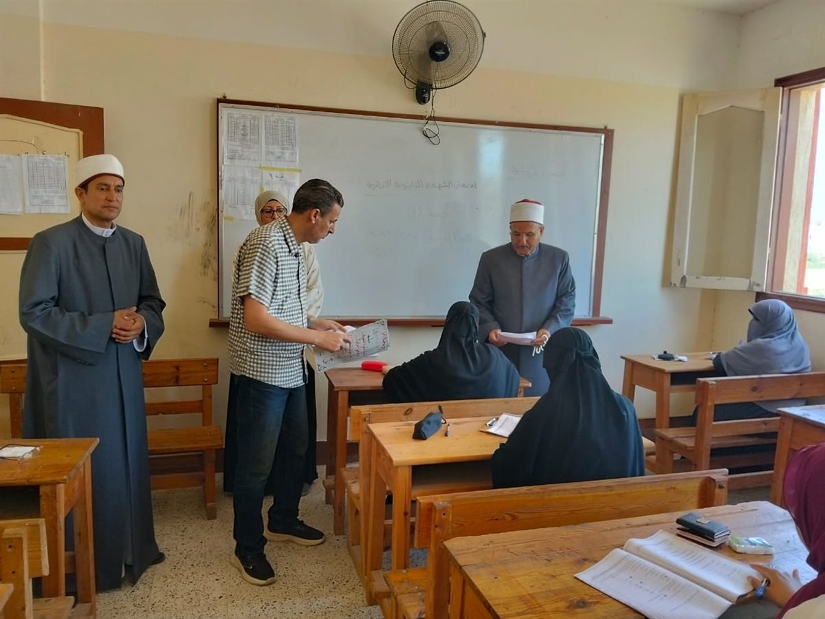 جانب من جولة رئيس منطقة الإسماعيلية بلجنة الامتحانات، فيتو