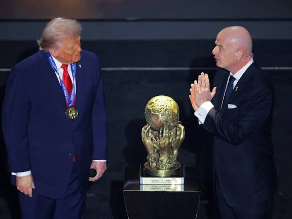جياني إنفانتينو يمنح دونالد ترامب جائزة الفيفا الأولى للسلام