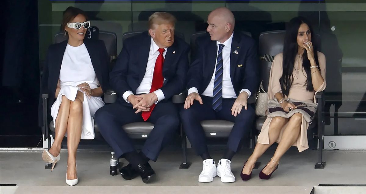 زوجة رئيس الفيفا لينا الأشقر والرئيس الأمريكي دونالد ترامب وزوجته ميلانيا في نهائي كأس أندية العالم