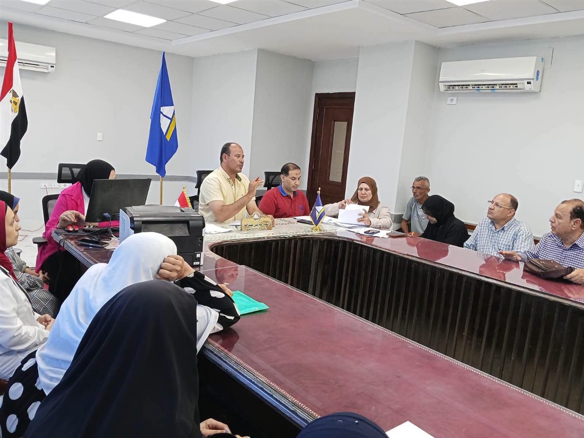 رئيس مدينة دمياط يلتقي المواطنين لبحث شكواهم في اليوم المفتوح
