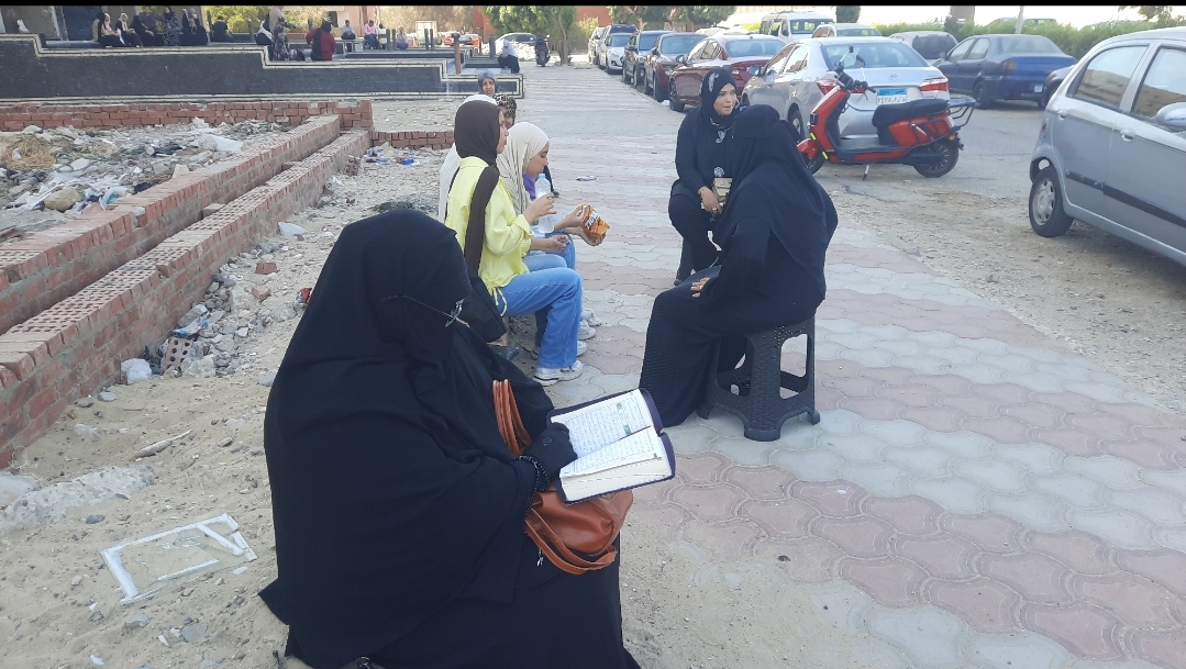 أولياء الأمور يحاولون السيطرة على قلقهم بتلاوة القرآن، فيتو