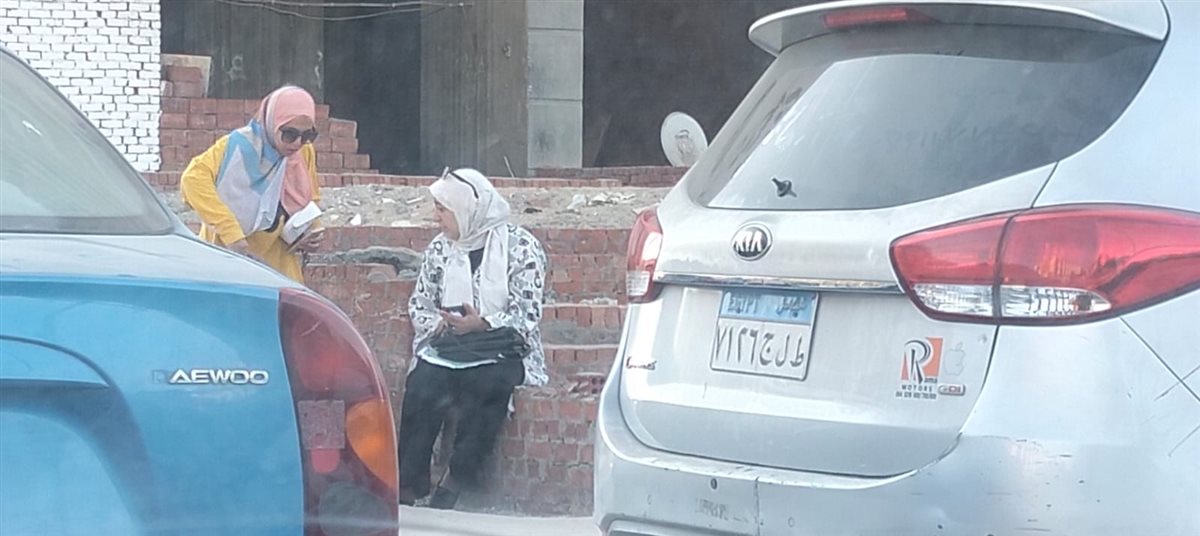 أولياء الأمور يحاولون السيطرة على قلقهم بتلاوة القرآن، فيتو