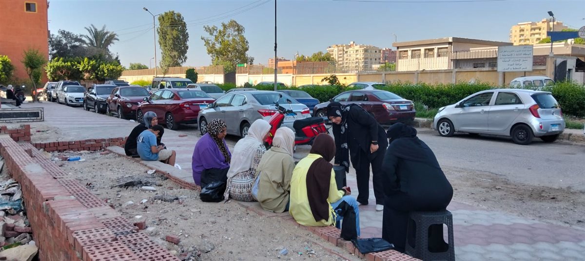 أولياء الأمور يحاولون السيطرة على قلقهم بتلاوة القرآن، فيتو