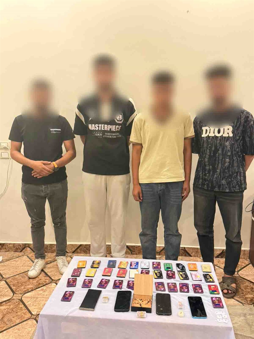 ضبط طالب و3 آخرين لترويجهم سماعات إلكترونية للغش في الامتحانات بسوهاج، فيتو