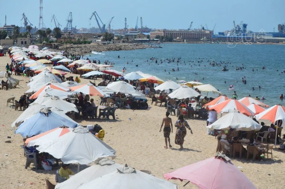 شاطىء بورسعيد كامل العدد في عطلة الجمعة