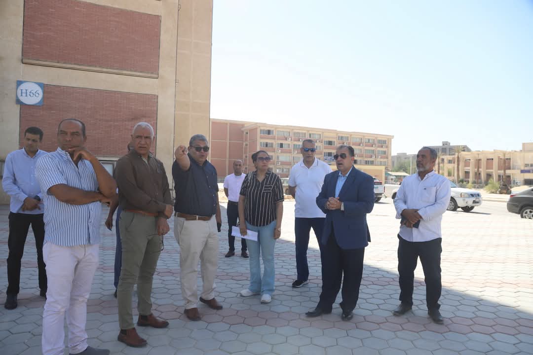 رئيس جامعة قنا يتابع تركيب البرجولات بساحة كلية الآداب
