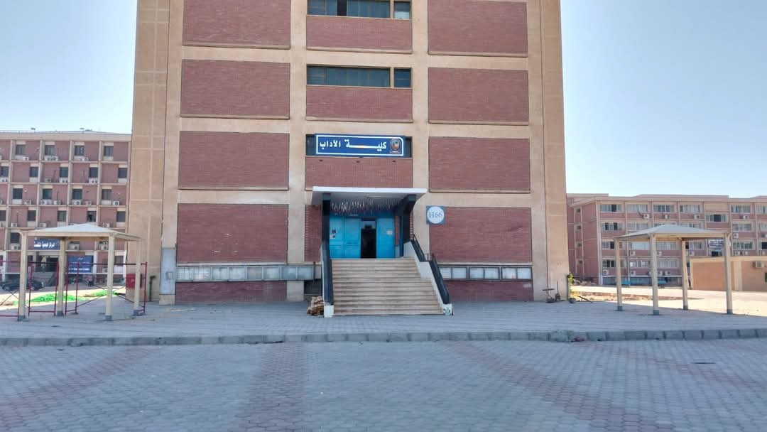 رئيس جامعة قنا يتابع تركيب البرجولات بساحة كلية الآداب