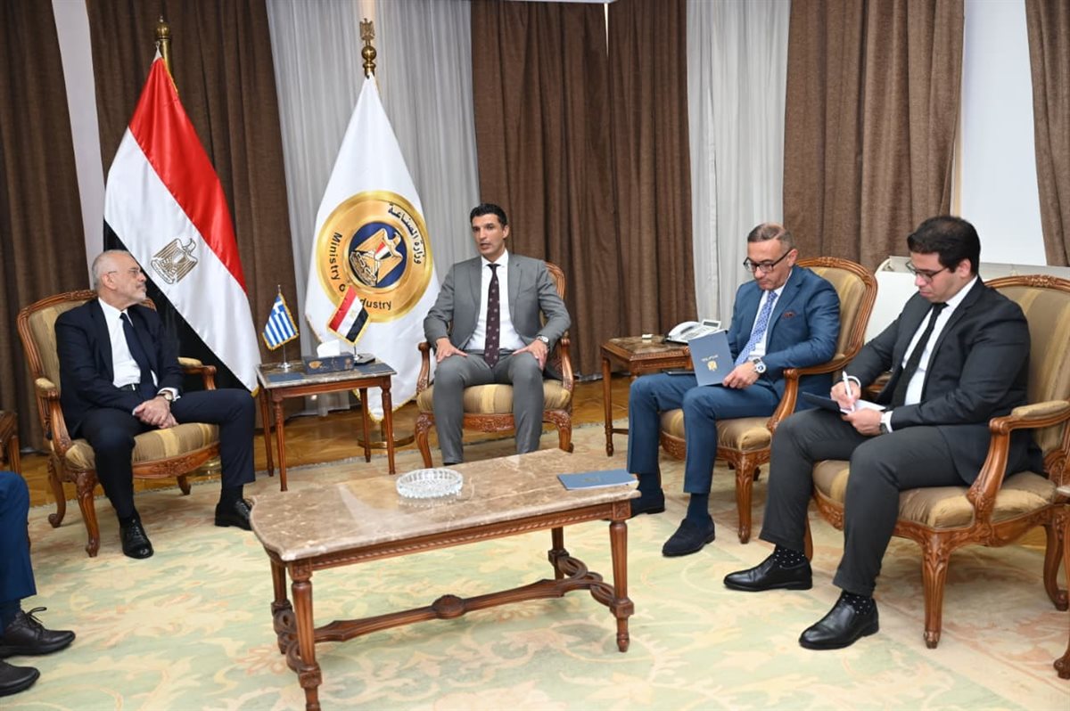 لقاء المهندس خالد هاشم وزير الصناعة مع السفير نيكولاس باباجورجيو
