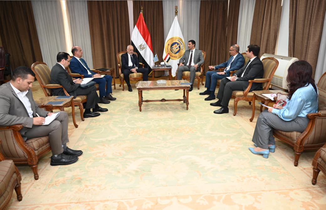 لقاء المهندس خالد هاشم وزير الصناعة مع السفير نيكولاس باباجورجيو