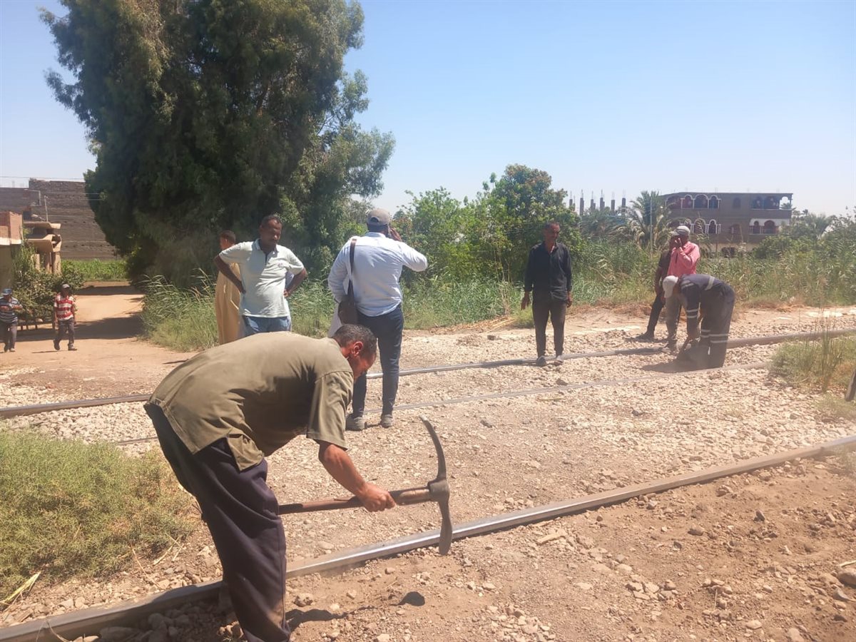 بتوجيهات محافظ قنا.. غلق 20 معبرًا غير قانوني على شريط السكك الحديدية بدشنا لحماية المواطنين