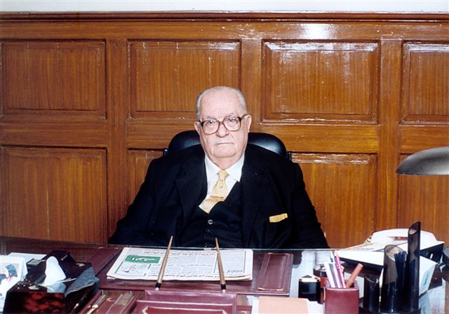 الكاتب ثروت اباظة بمكتبه بالاهرام