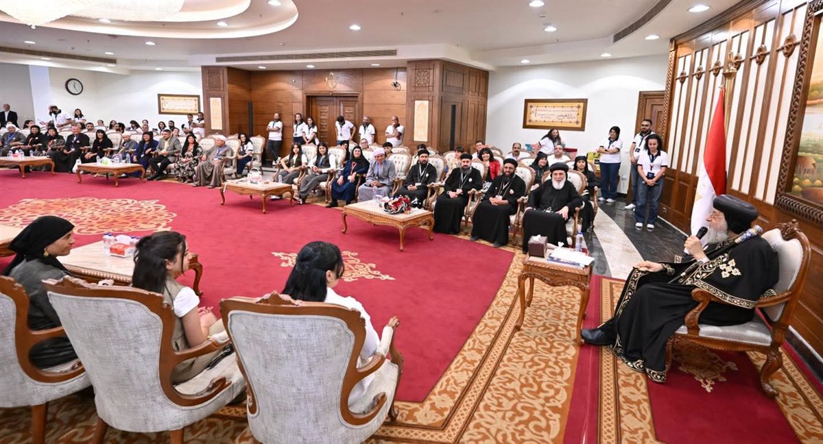 البابا تواضروس مع أسر الشهداء
