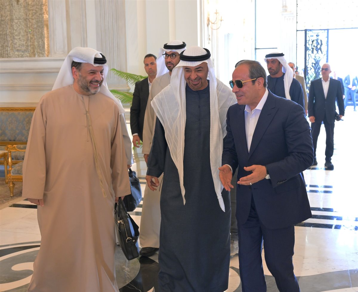 توديع السيسي لـ محمد بن زايد في مطار العلمين الدولي
