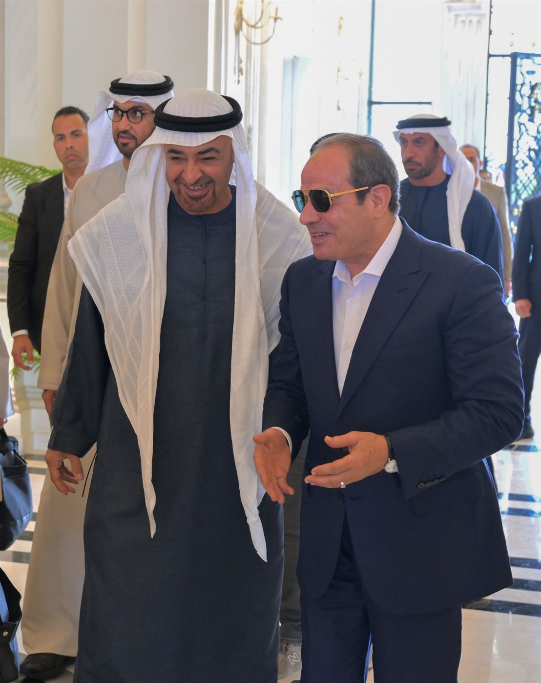 توديع السيسي لـ محمد بن زايد في مطار العلمين الدولي