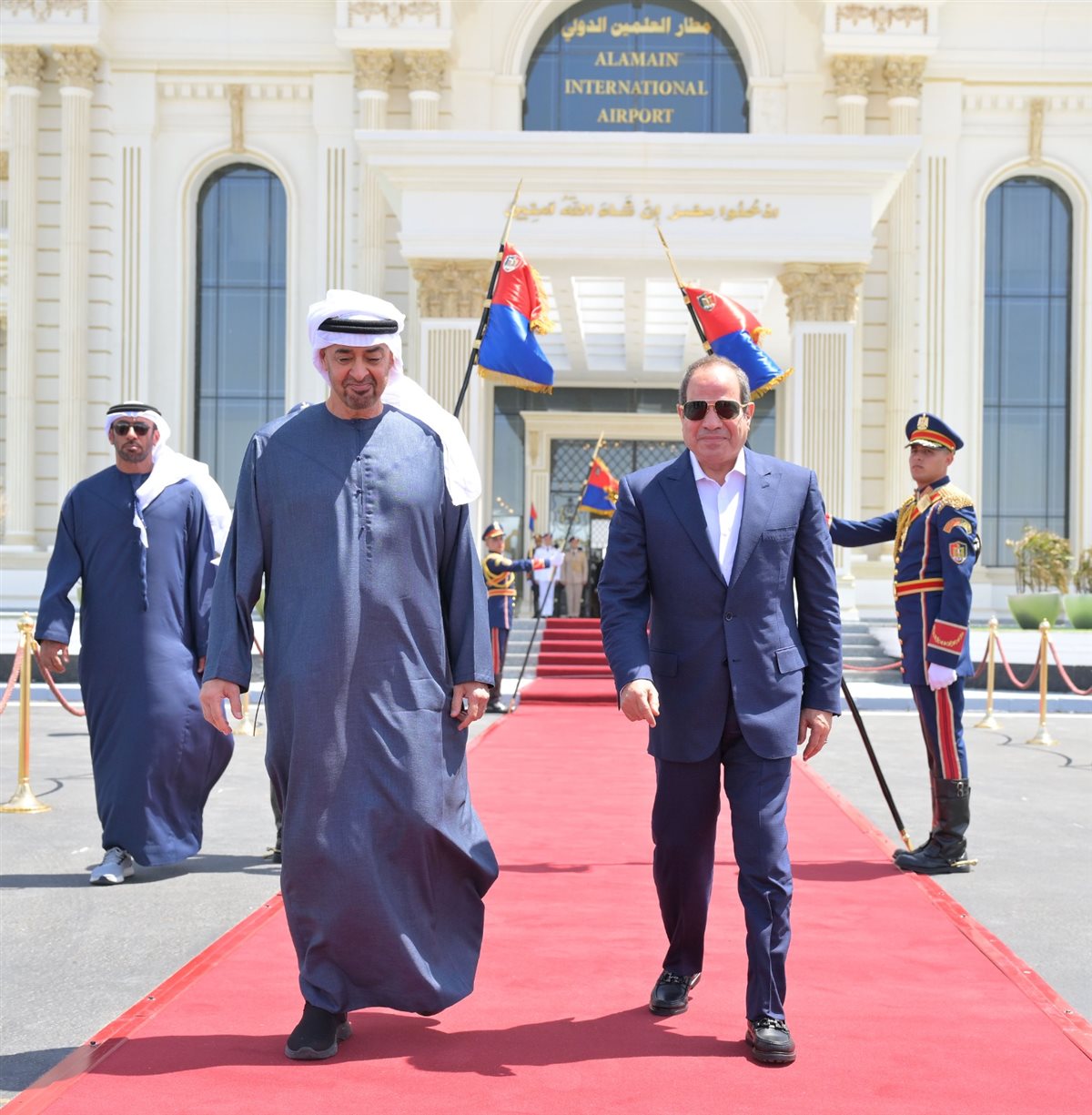 توديع السيسي لـ محمد بن زايد في مطار العلمين الدولي