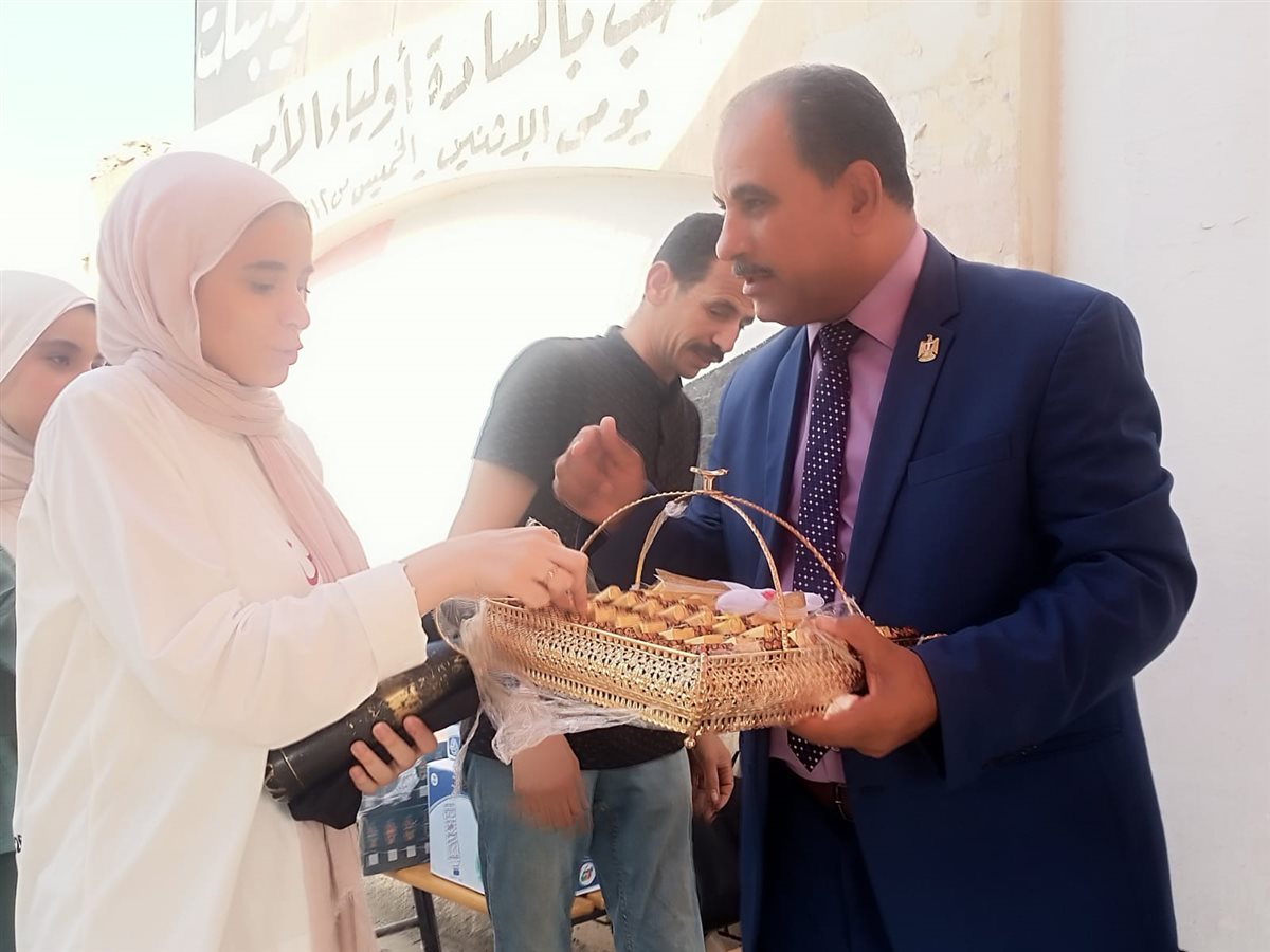 توزيع شيكولاته علي طلاب الثانوية بالعبور ، فيتو