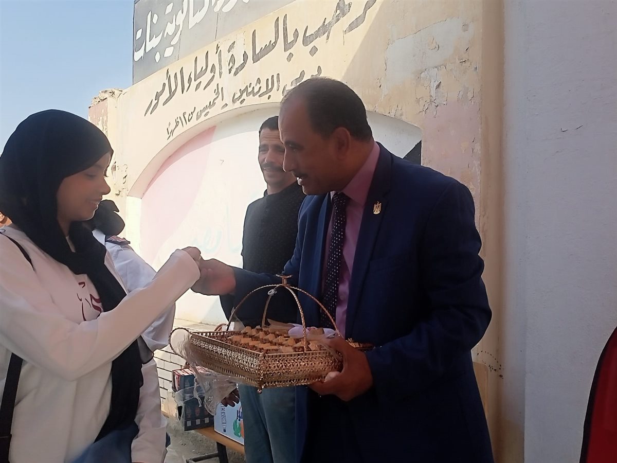 توزيع شيكولاته علي طلاب الثانوية بالعبور ، فيتو