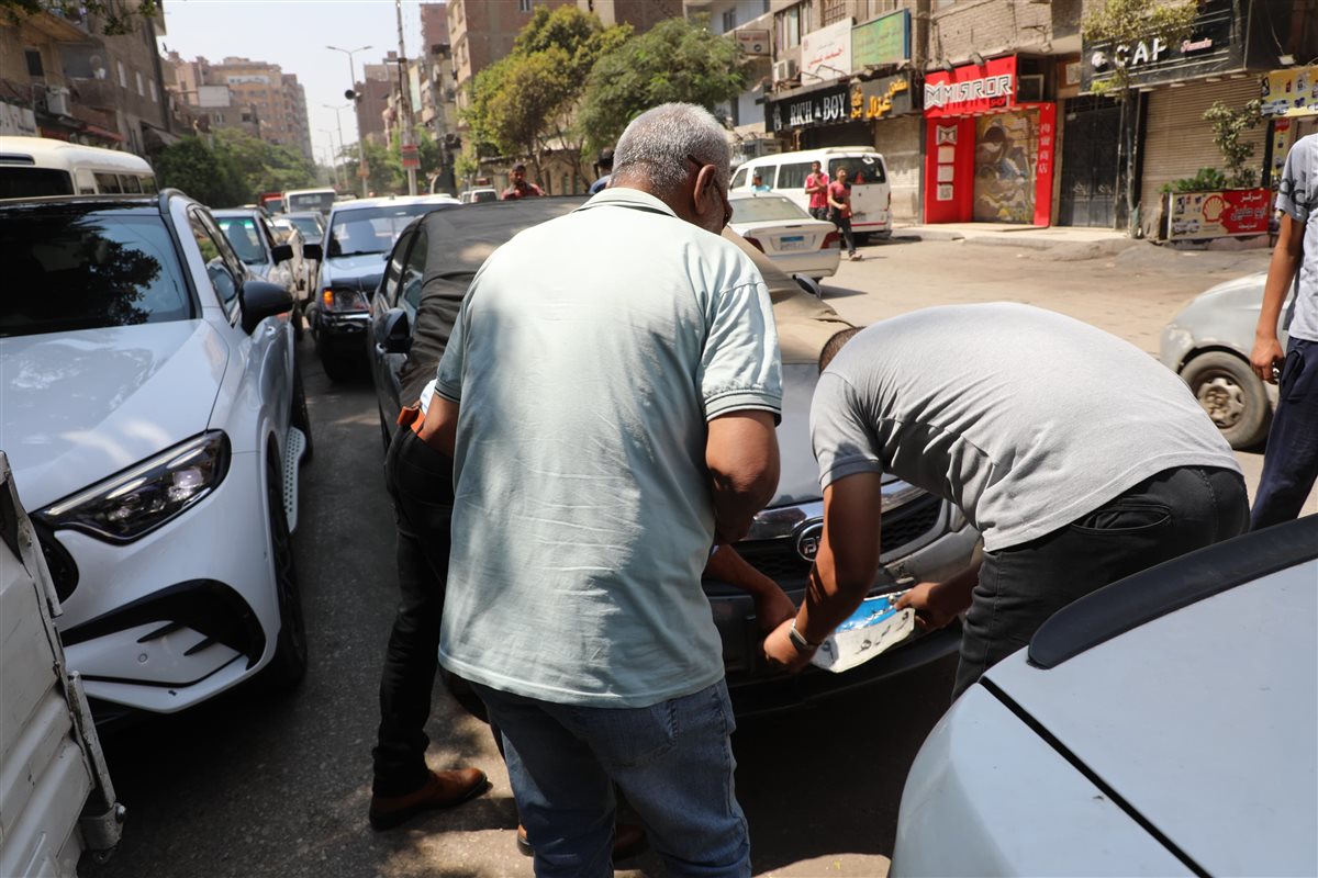 في جولة مفاجئة، محافظ القاهرة يقرر سحب اللوحات المعدنية للميكروباصات المخالفة