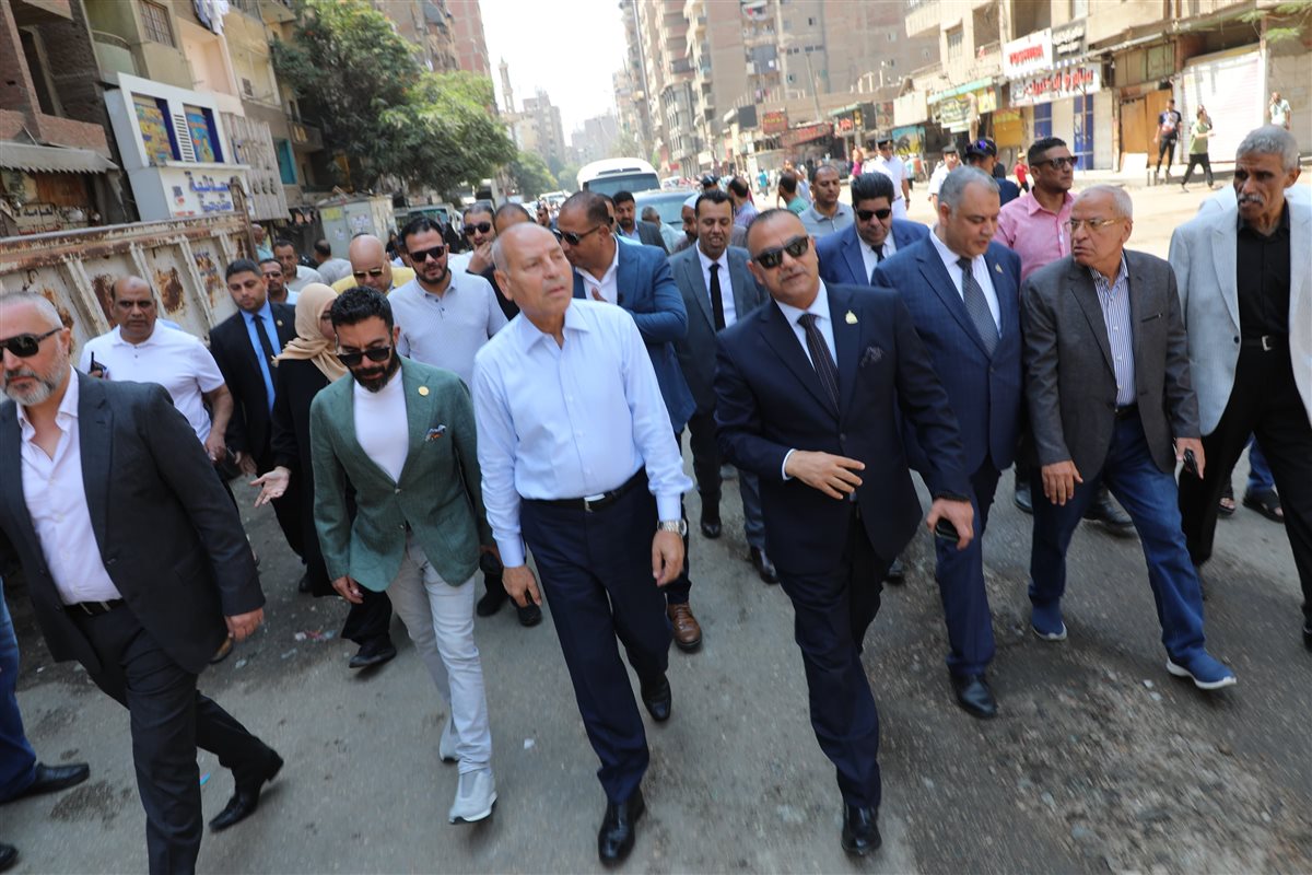 في جولة مفاجئة، محافظ القاهرة يقرر سحب اللوحات المعدنية للميكروباصات المخالفة