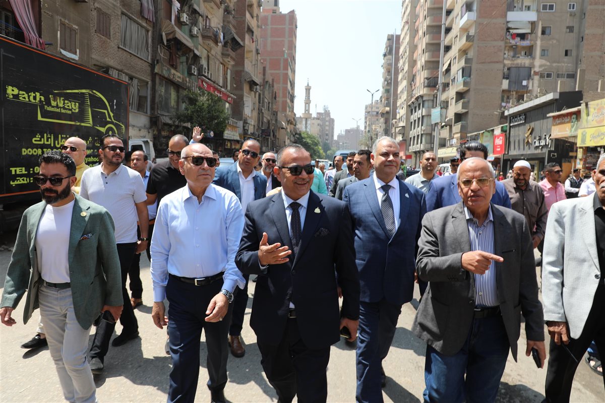 في جولة مفاجئة، محافظ القاهرة يقرر سحب اللوحات المعدنية للميكروباصات المخالفة
