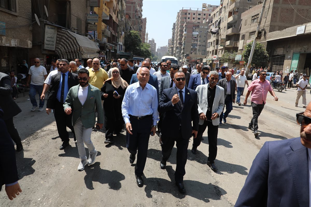 في جولة مفاجئة، محافظ القاهرة يقرر سحب اللوحات المعدنية للميكروباصات المخالفة