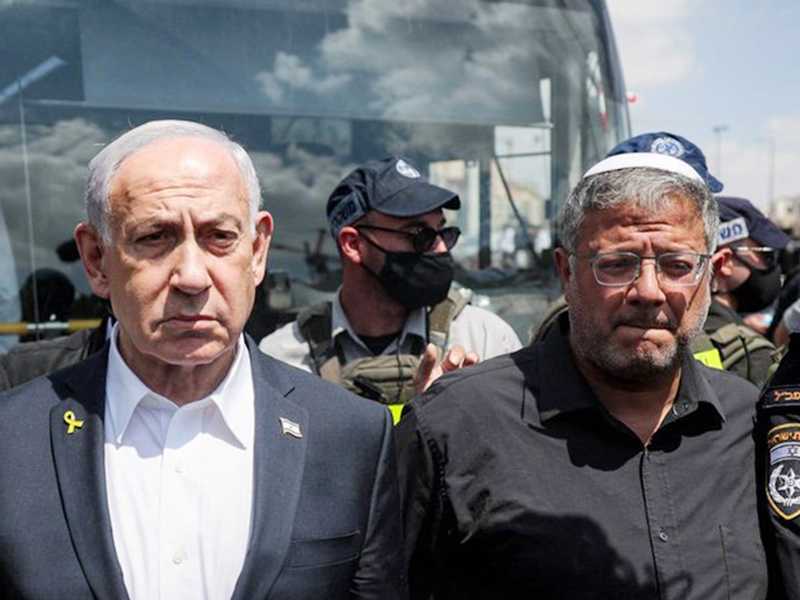 وزير الأمن القومي الإسرائيلي المتطرف إيتمار بن غفير إلى جوار نتنياهو