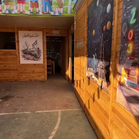 مدرسة أصدقاء فلسطين مبنية بالكامل من الخشب