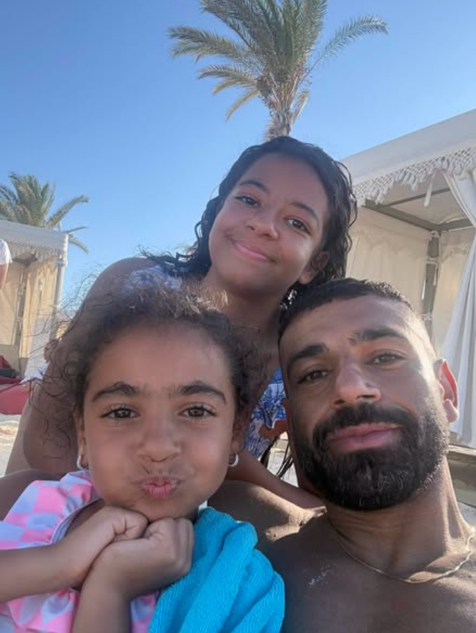 محمد صلاح وابنتيه مكة وكيان في الساحل الشمالي