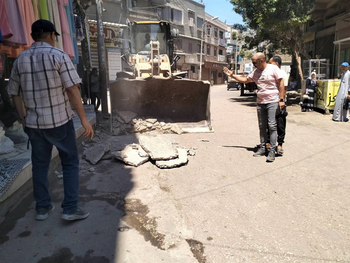 إزالة الأرصفة المخالفة واللافتات غير المرخصة بشوارع الجمالية في الدقهلية