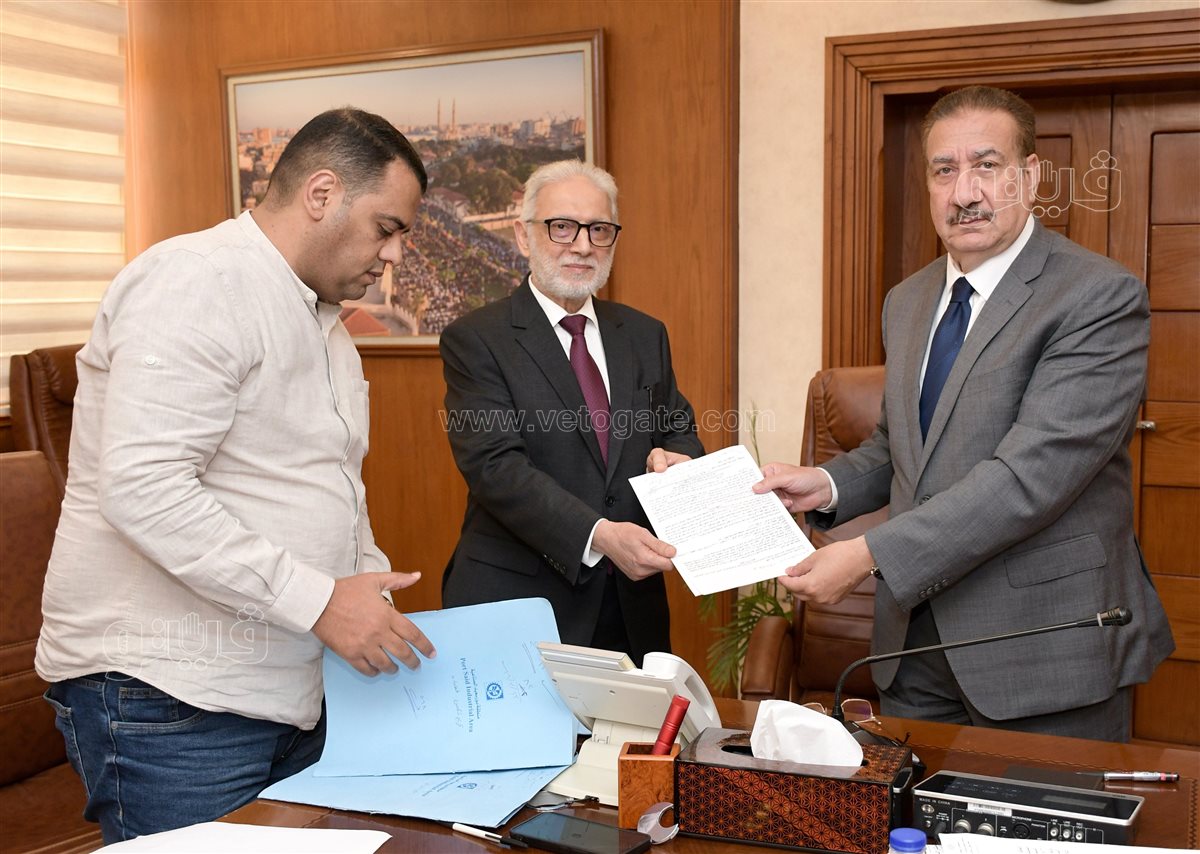 محافظ بورسعيد يوقع عقود المصانع