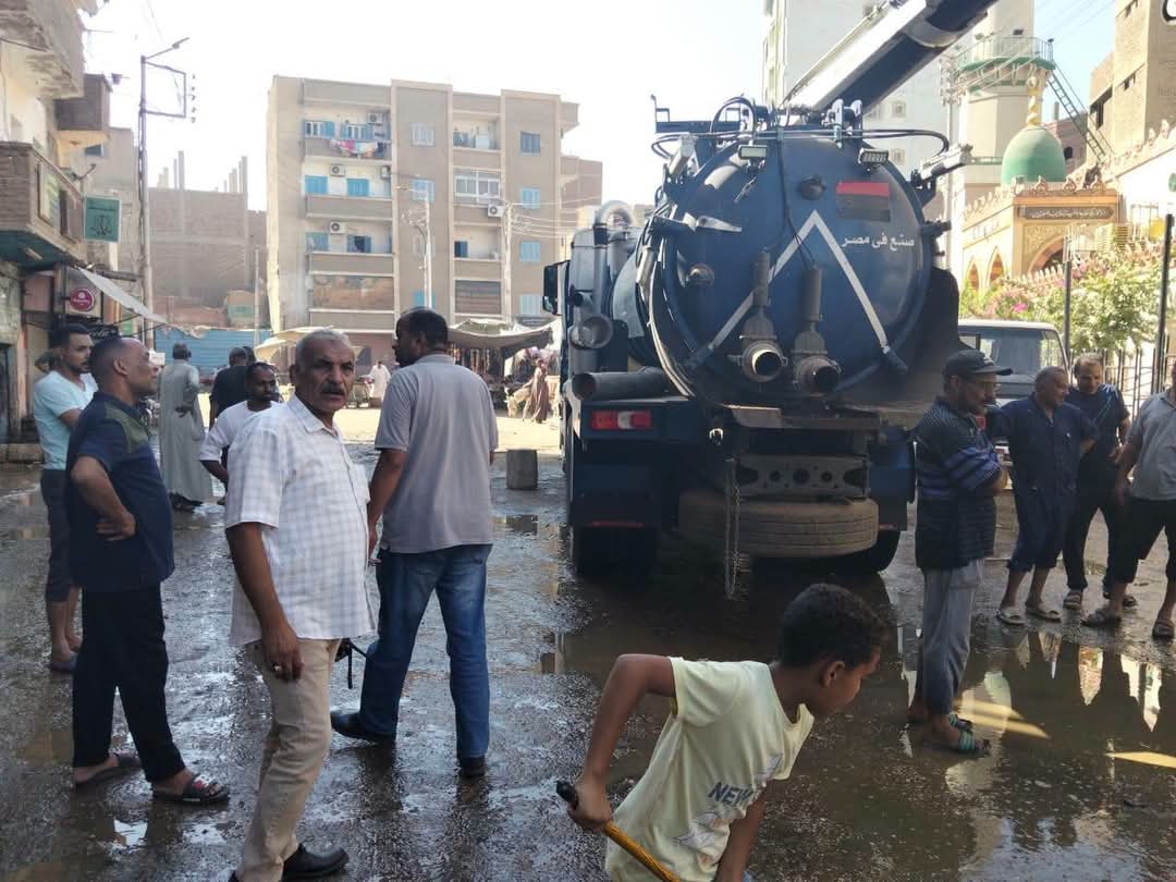 أعمال إصلاح وصيانة خط مياه الشرب بمركز قوص فى قنا 