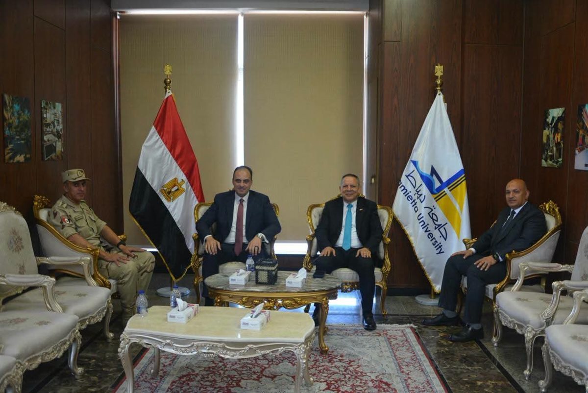 نائب محافظ دمياط يشهد افتتاح معرض مشروعات التخرج المتميزة بالجامعة