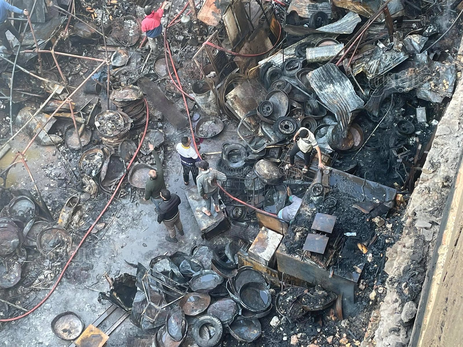 آثار حريق مخزن الخردة بالسيدة زينب (2)