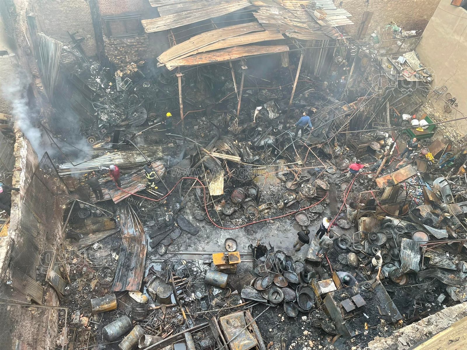 آثار حريق مخزن الخردة بالسيدة زينب (3)