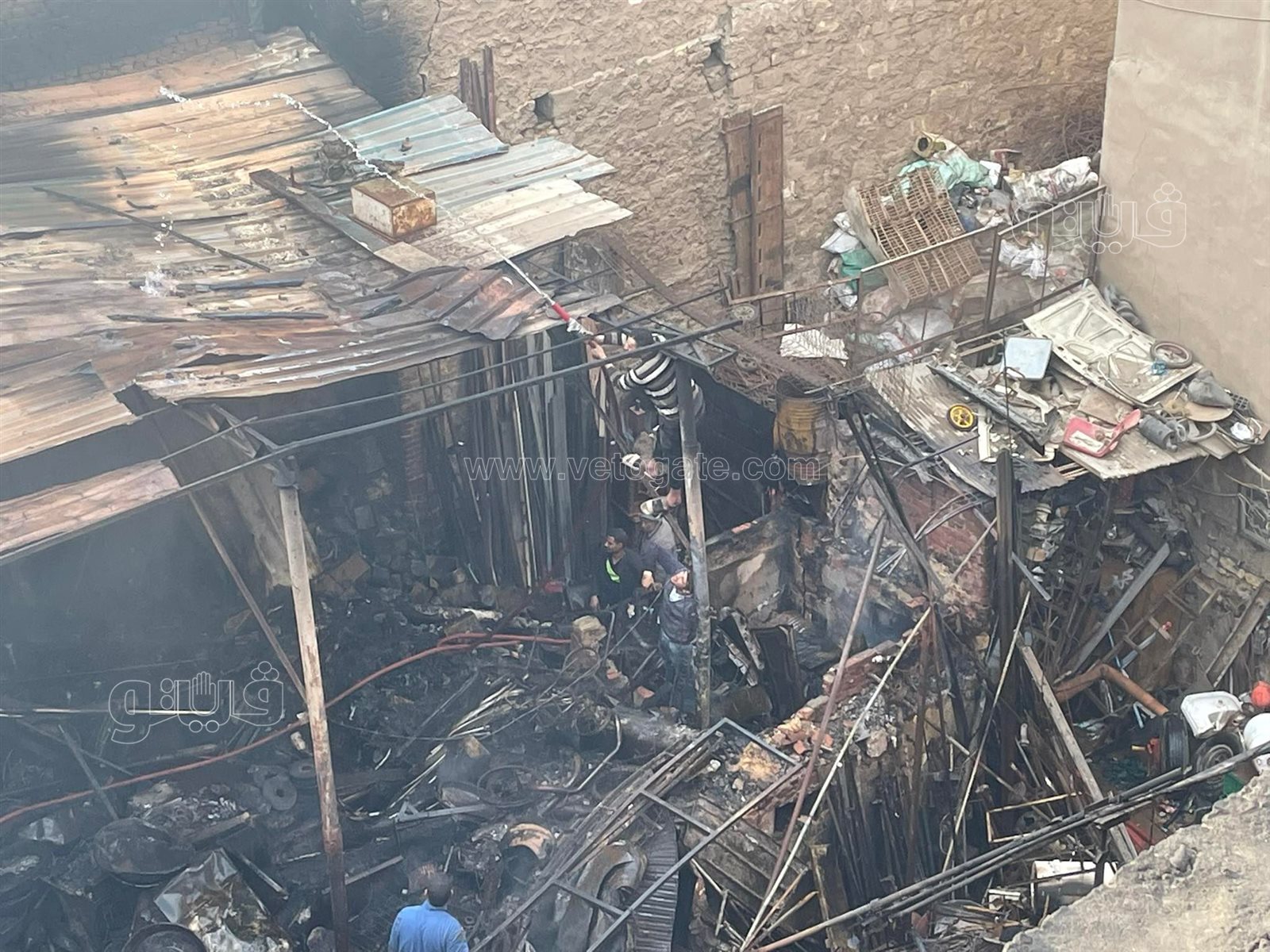 آثار حريق مخزن الخردة بالسيدة زينب (4)