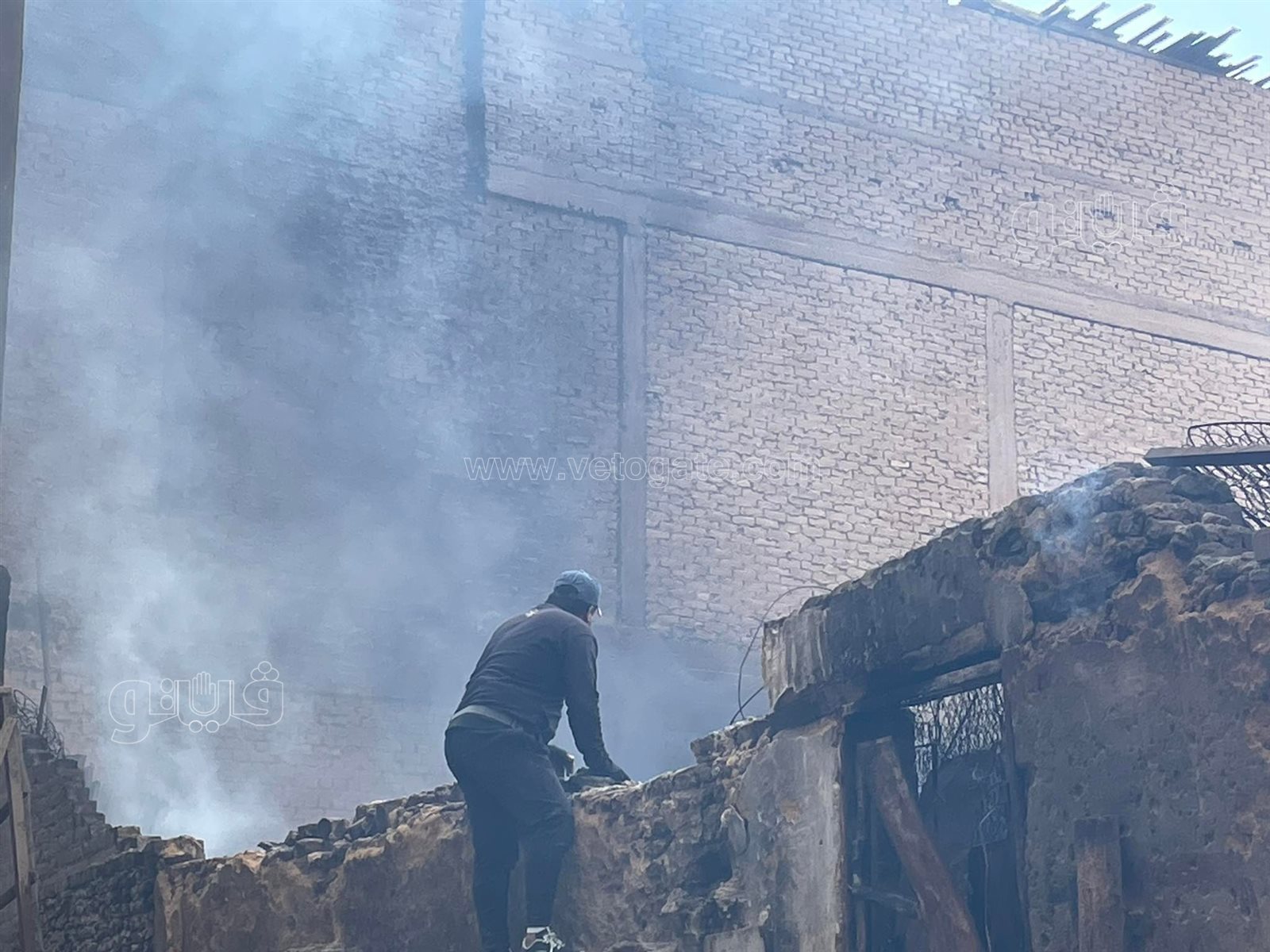 آثار حريق مخزن الخردة بالسيدة زينب (10)