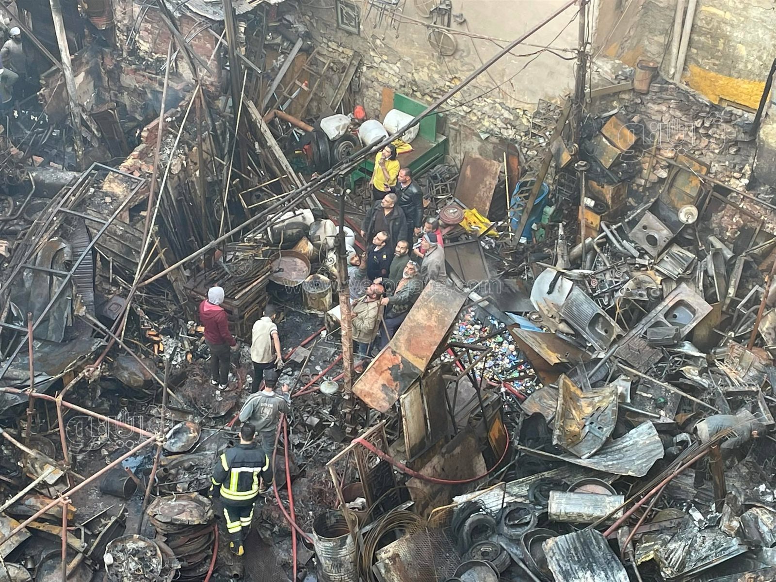 آثار حريق مخزن الخردة بالسيدة زينب (5)