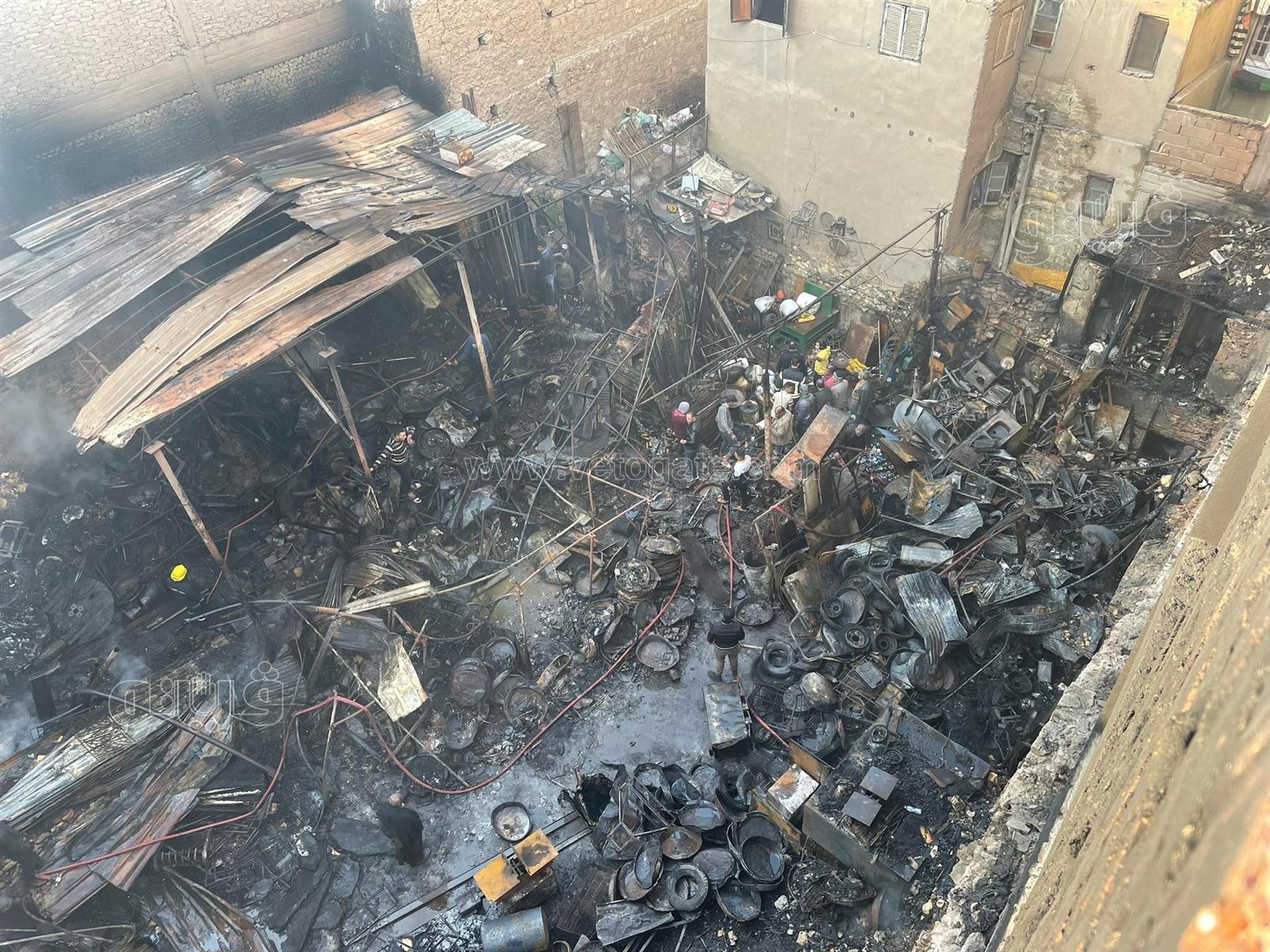 آثار حريق مخزن الخردة بالسيدة زينب (6)