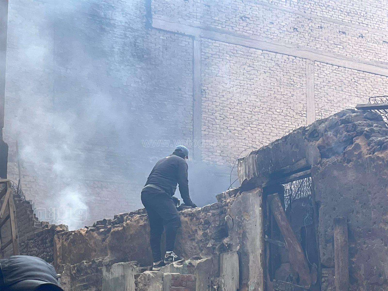 آثار حريق مخزن الخردة بالسيدة زينب (7)